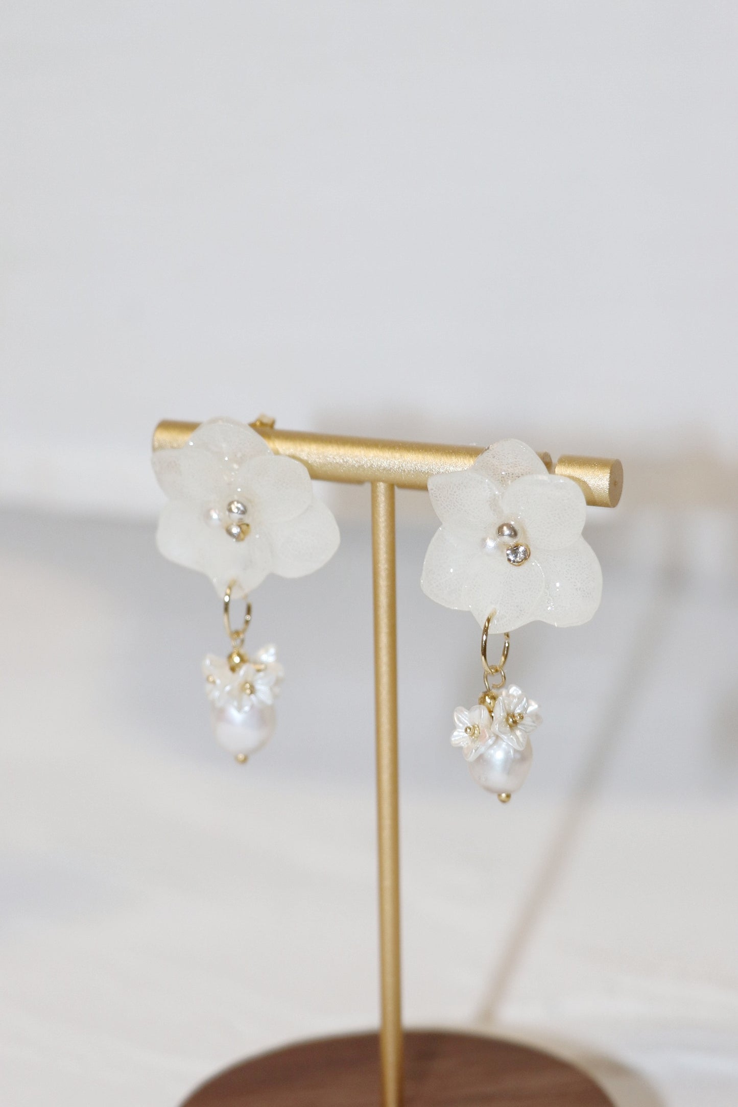 Freshwater pearl with hydrangea
