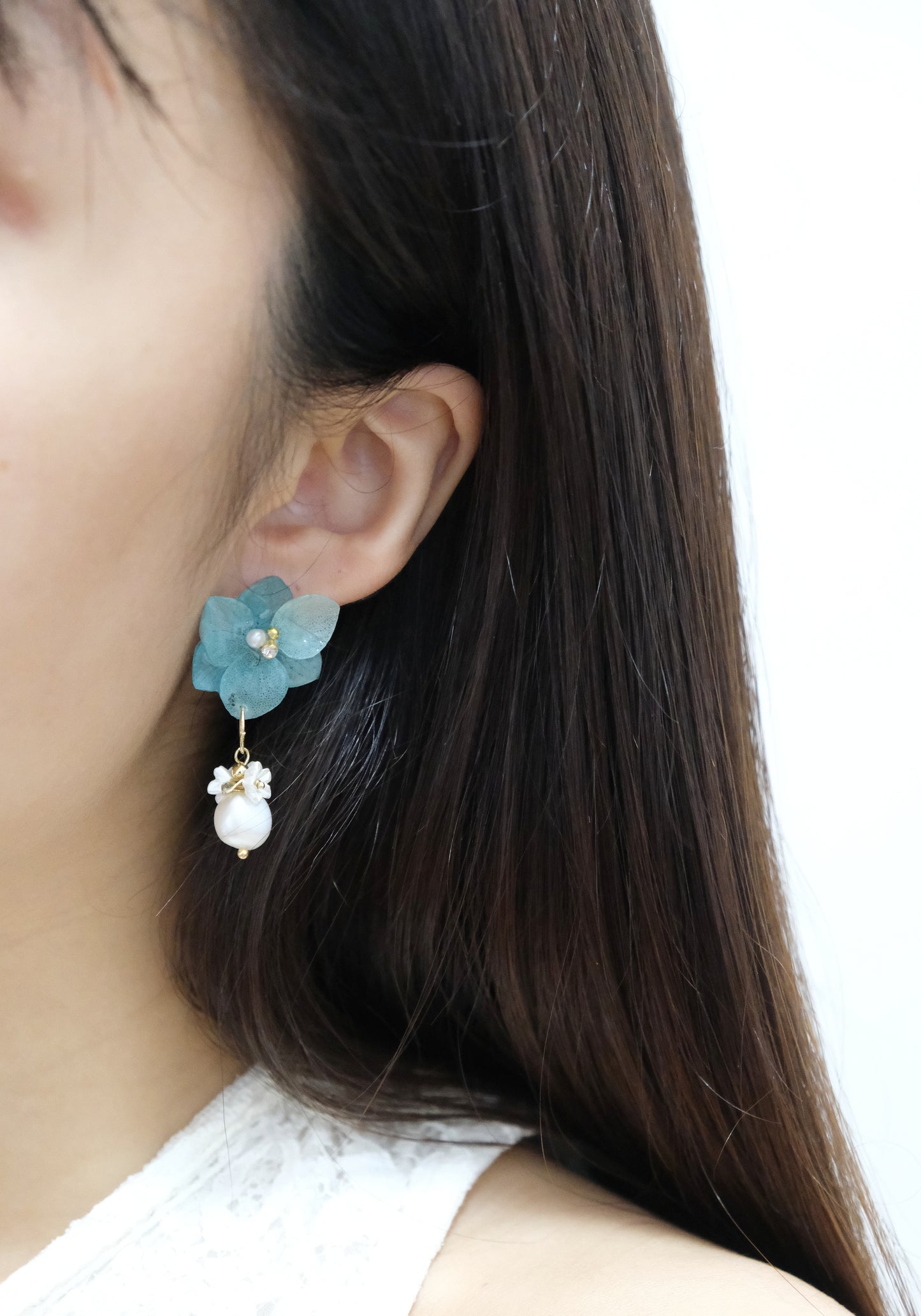 Freshwater pearl with hydrangea